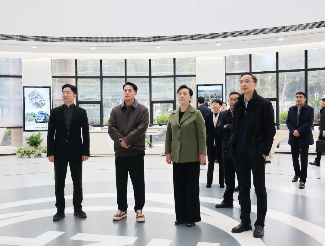 Wang Wenxu, presidente do Comitê Municipal de Hangzhou da Conferência Consultiva Política do Povo Chinês (CCPPC), investiga a Zhaofeng Co., Ltd.